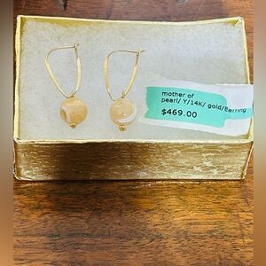 😊NWT Elegant Gold Mother of Pearl Pierced Earrings New With Appraisal